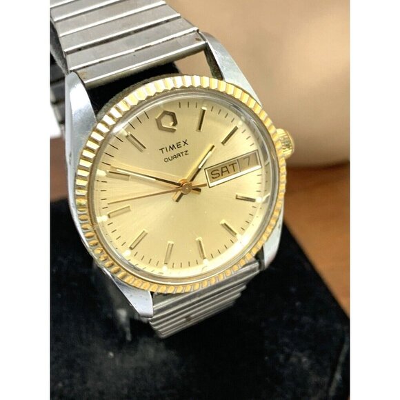 Timex Q Men's Watch Vintage Quartz Gold Dial Day Date 33mm Expansion Ste… - Picture 13 of 14
